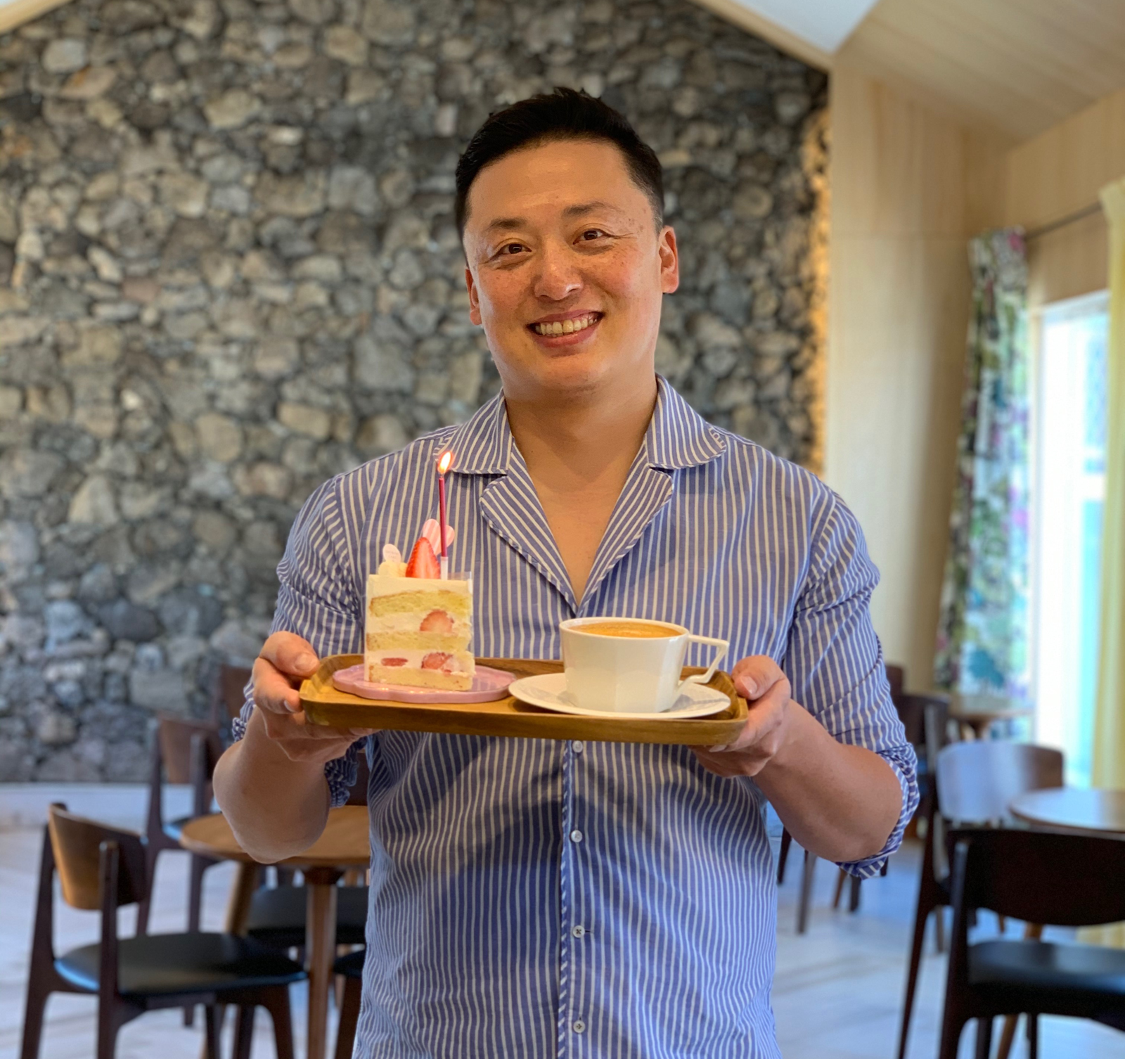 베네수엘라 지진 이재민에게 응원 영상을 게시해 반향을 일으킨 염지홍 씨가 자신이 만든 케이크를 들고 있다. 염 씨 제공