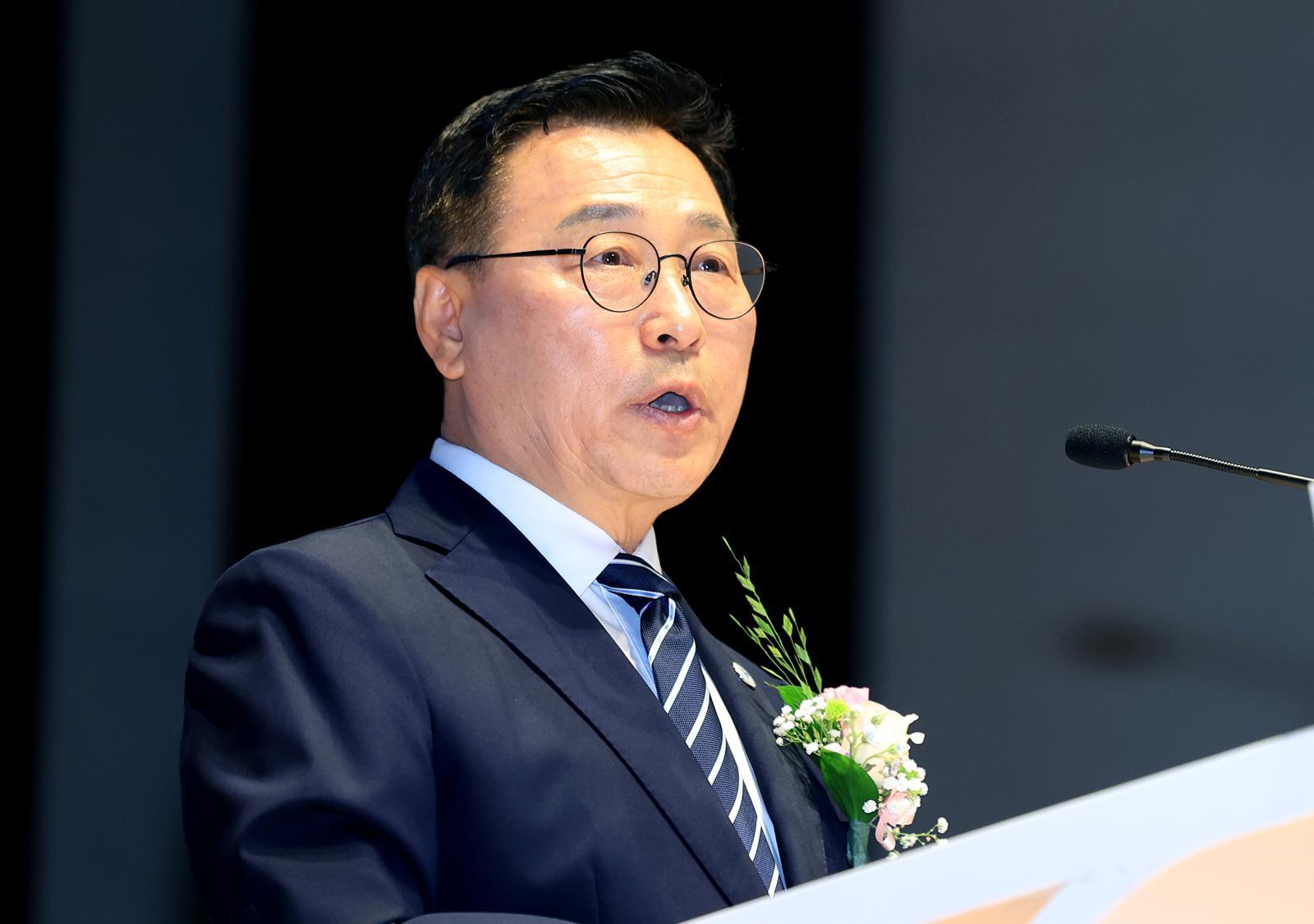 서울교육감, 배재고 ‘스벅 응원’ 사과…“운동부 인권-역사 교육”