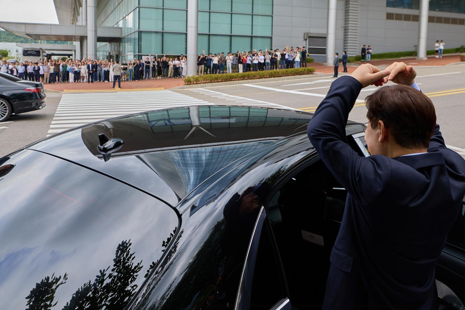 이재명 대통령이 2일 충남 아산 삼성디스플레이 아산 캠퍼스에서 열린 충청권 첨단산업 발전비전 국민보고회를 마친 뒤 직원들에게 하트를 만들어 보이고 있다. 청와대 제공
