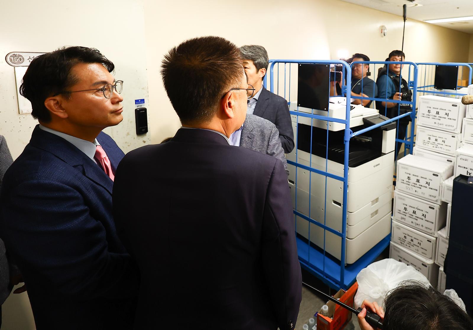 27일만에 열린 잠실 개표소…국조특위 진입해 현장조사