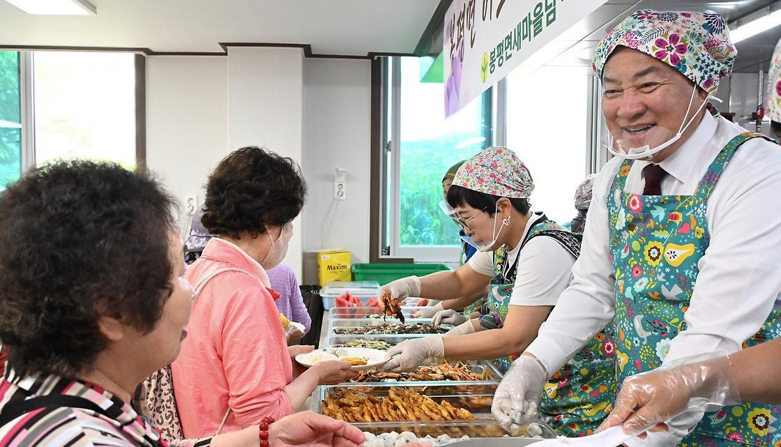심재국 평창군수가 1일 봉평면의 한 식당에서 어르신들을 위한 급식 봉사를 하고 있다. 평창군 제공