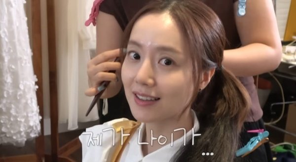‘유튜브’ 문채원, 첫 양 갈래 머리 도전…“귀여움과 거리 멀어”