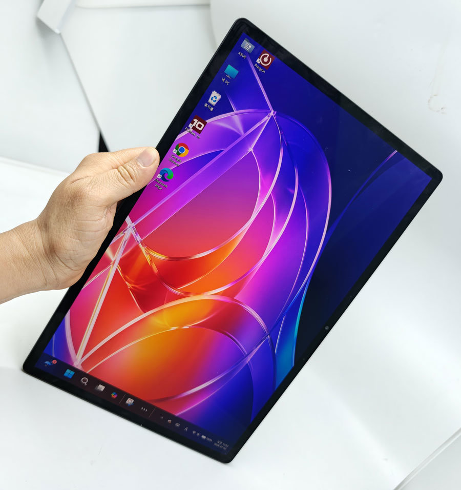 3K급 해상도에 144Hz 주사율을 지원하는 OLED 기반 터치스크린을 탑재했다 / 출처=IT동아