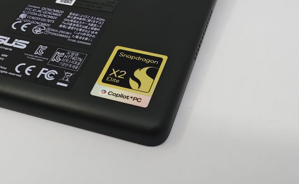 인텔이나 AMD 프로세서가 아닌 퀄컴의 스냅드래곤 X2 엘리트 프로세서를 탑재했다 / 출처=IT동아