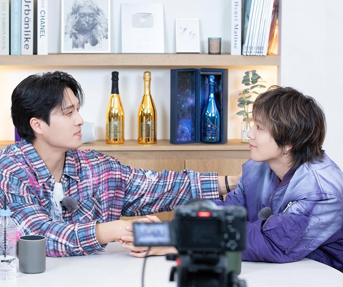 먼데이키즈 이진성과 FT아일랜드 이홍기(왼쪽)는 유튜브 콘텐츠에서 2007년 FT아일랜드 곡 ‘눈물이 더 가까운 사람’을 함께 부른 뒤 정식 음원을 발매했다. 스튜디오 드리밍·올마이티레코즈 제공