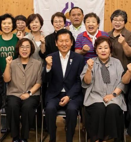 더불어민주당 정청래 전 대표(앞줄 가운데)가 2일 전남광주통합특별시 남구에 위치한 오월어머니집을 찾아 기념사진을 촬영하고 있다. 오월어머니집은 5·18민주화운동 관련 가족들이 모인 단체다. 사진 출처 정청래 전 대표 페이스북