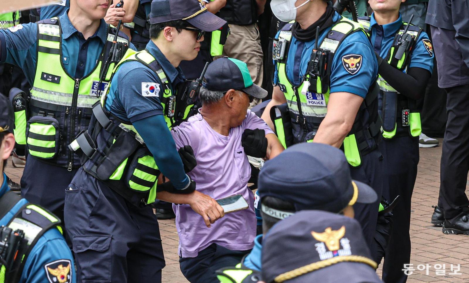 ‘잠실 개표소’ 시위대 끌어내고 진입… 투표지 247만장은 반출 안해
