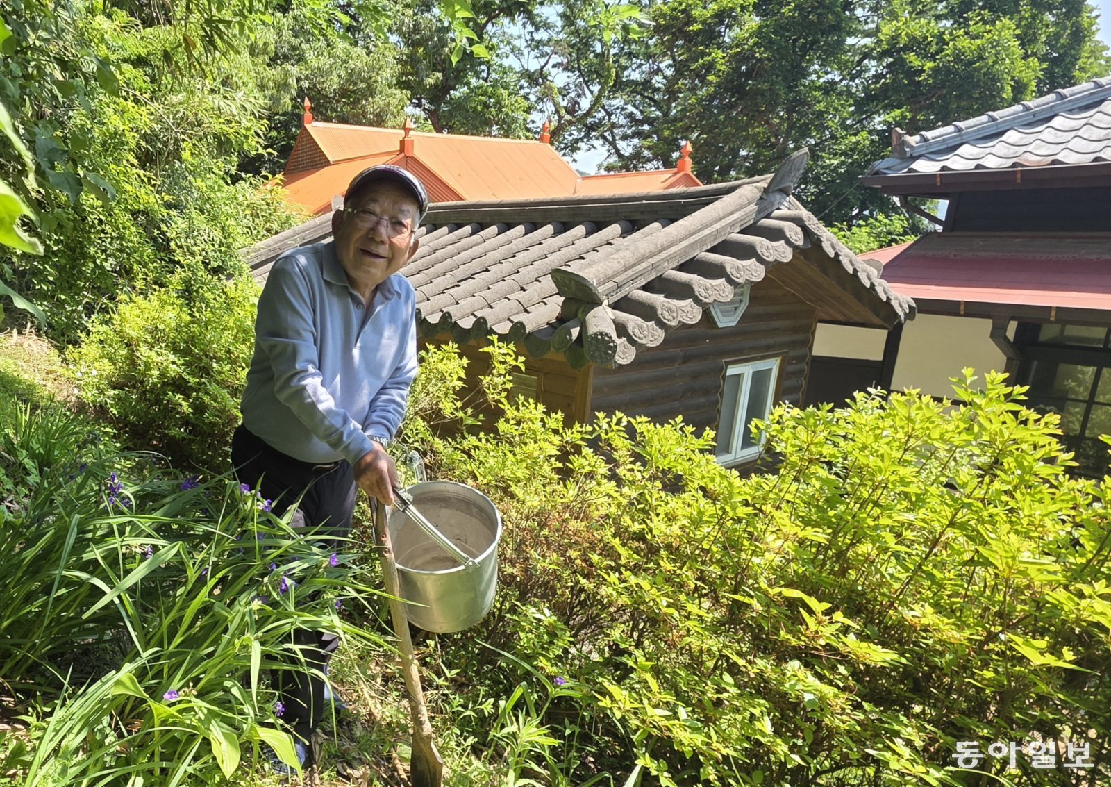 정원을 돌보는 나태주 시인=김선미 기자