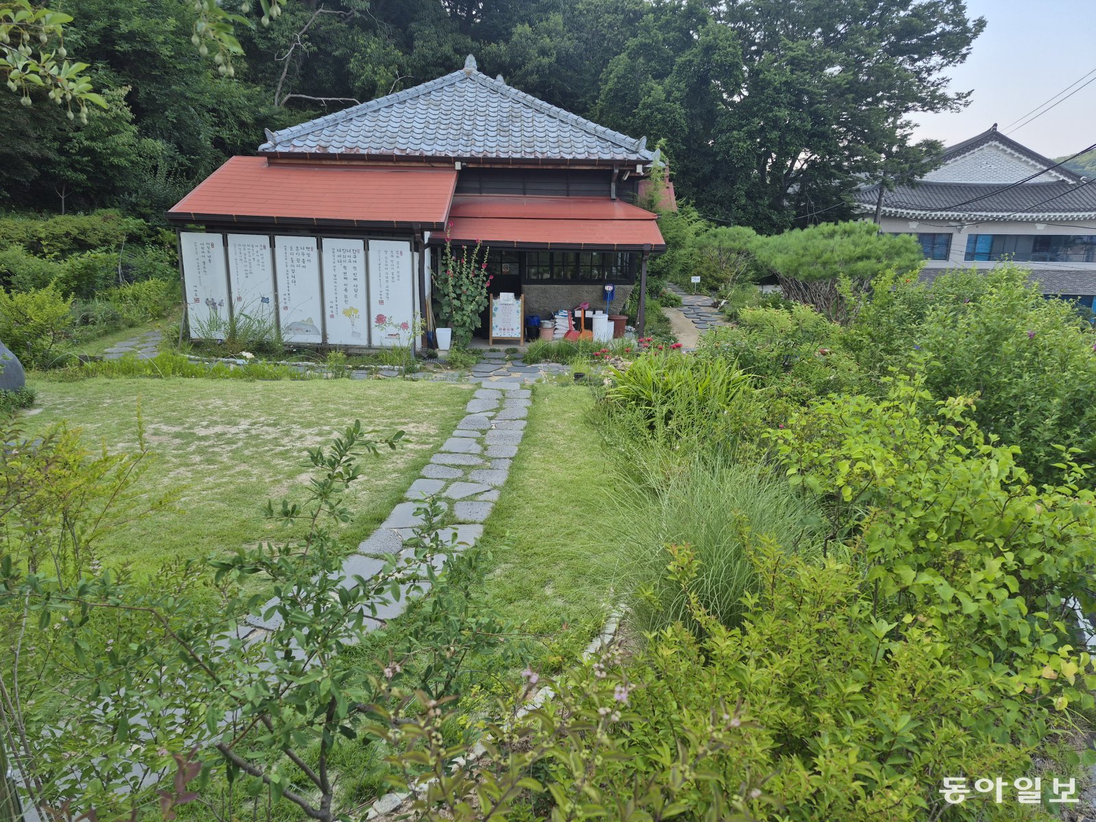 디딤돌을 두었더니 ‘저벅저벅’ 발걸음 소리가 ‘자박자박’ 바뀌었다고 한다. 공주=김선미 기자