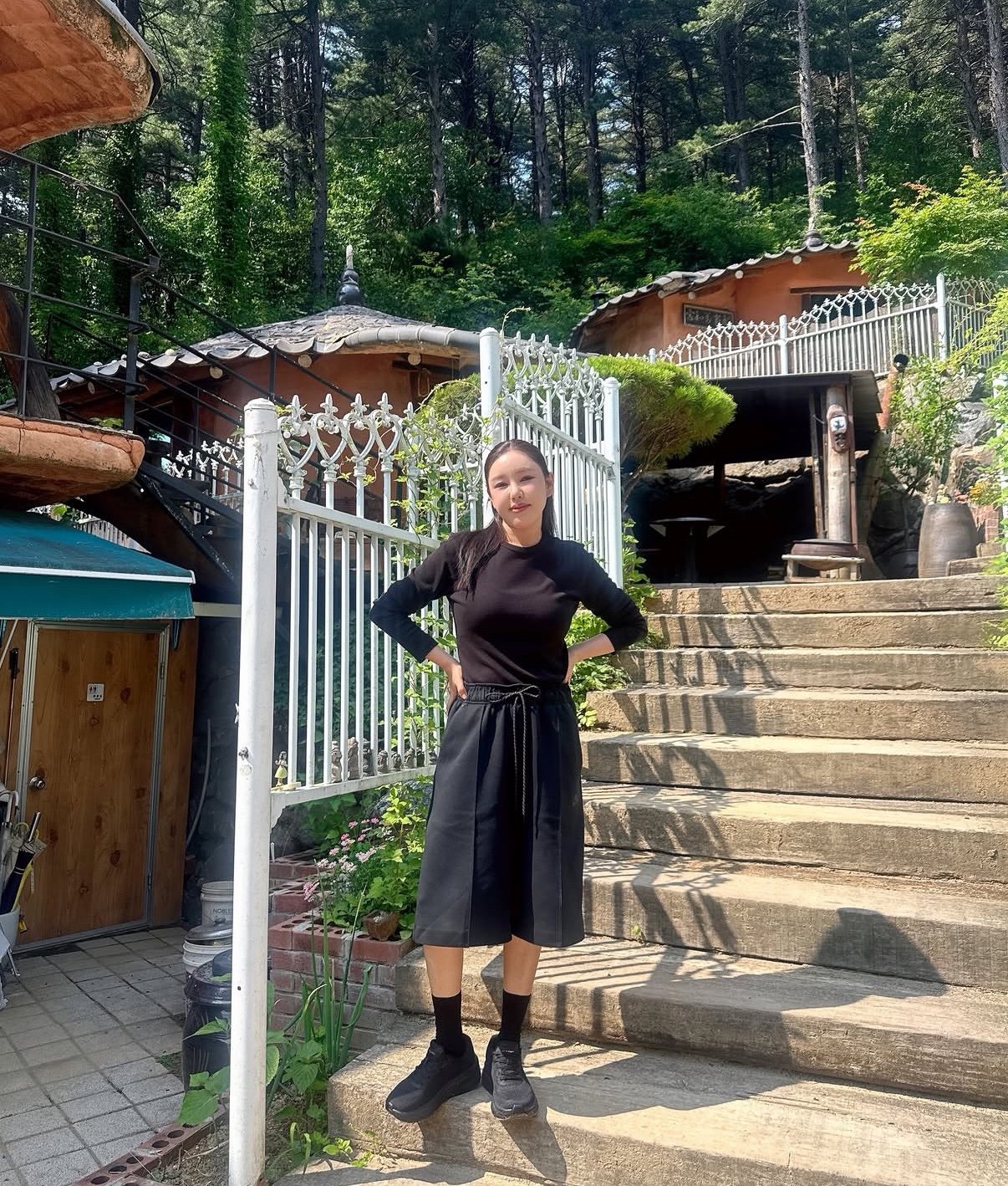 송가인, 한층 더 슬림해진 근황…와이드 팬츠도 못 감춘 각선미