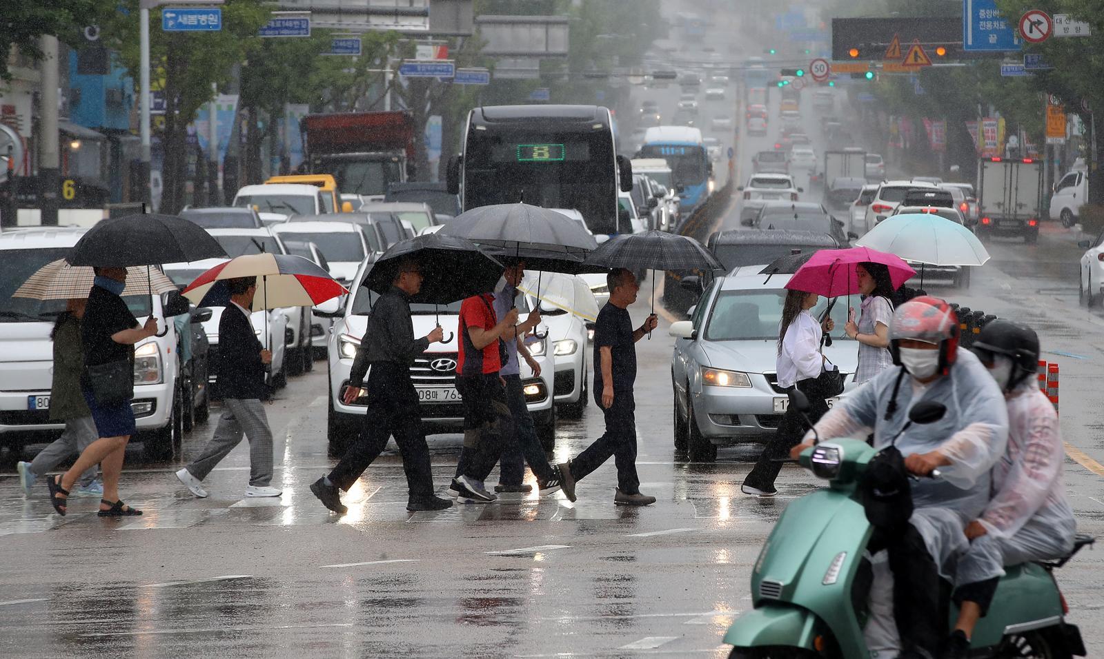 Heavy showers to hit Seoul and Chungcheong; monsoon rains to move north by weekend