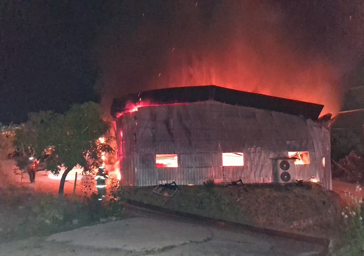 한밤 영주 축사 창고에 불…트랙터 등 태우고 3시간만에 진화