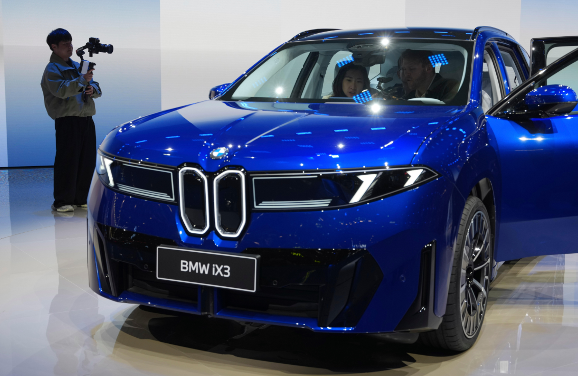 잘 나가던 BMW와 메르세데스 벤츠마저 이제 중국시장 판매 급감으로 타격을 입었다. 전통의 프리미엄 브랜드가 아닌 소프트웨어 기술력으로 승부해야 하는 시장으로 바뀌었기 때문이다. 사진은 2026년 4월 베이징 모터쇼에 전시된 BMW 전기차. AP 뉴시스
