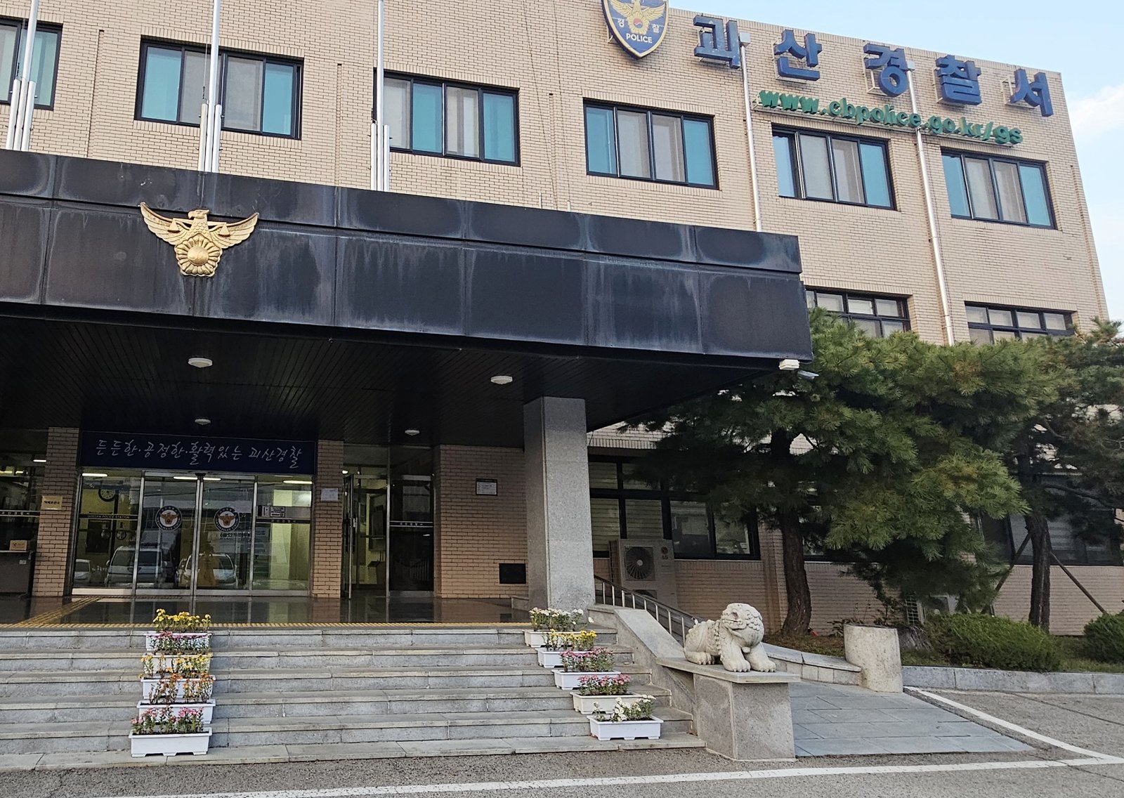 동거 남성 흉기로 찌른 50대 女 체포…순찰차서 난동도