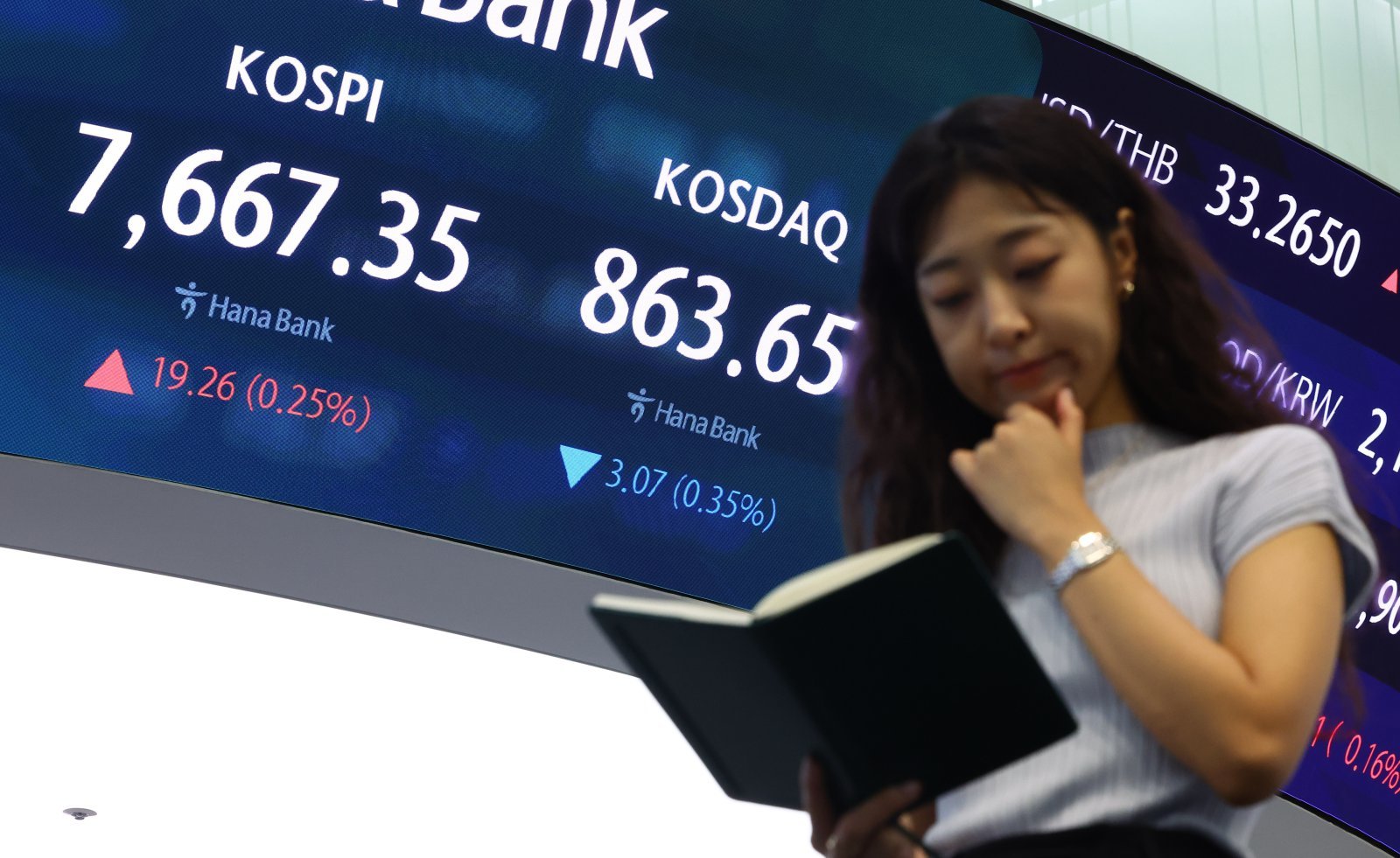 “롤러코스터도 이렇게는 안 탄다” 급등락 삼전·닉스에 개미들 ‘어질어질’