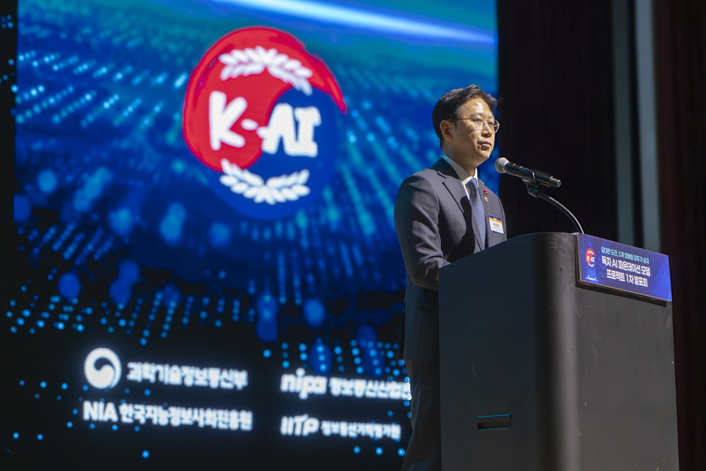 배경훈 과학기술정보통신부 장관이 지난해 12월 진행된 독자 AI 파운데이션 1차 발표회에서 축사를 발표 중이다 / 출처=IT동아