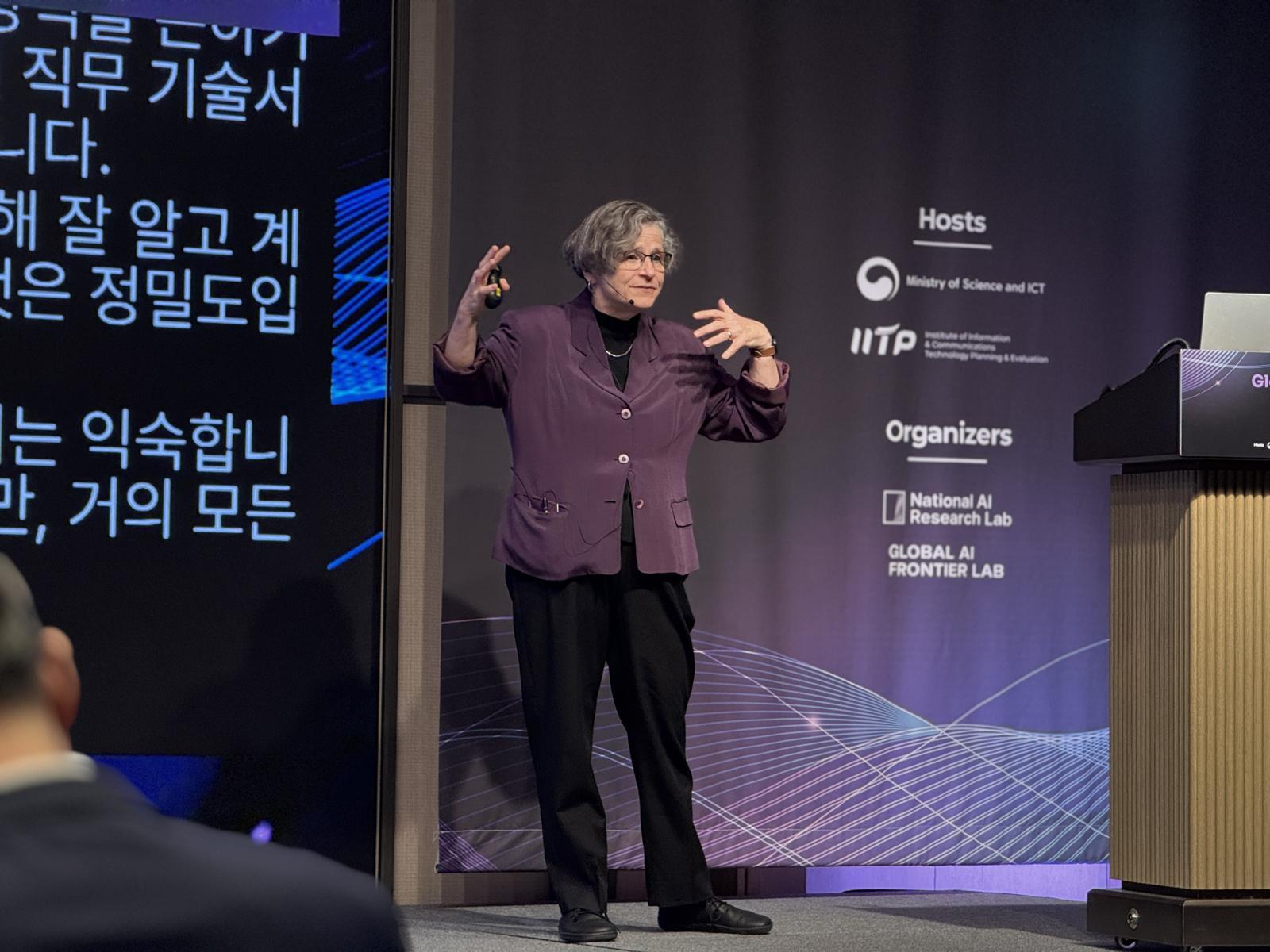 2026년 7월 3일 서울 강남구 웨스틴 서울 파르나스에서 MIT 석좌교수 레슬리 팩 캘블링이 기조연설을 진행 중이다. 사진=김영호 기자 rladudgh2349@donga.com