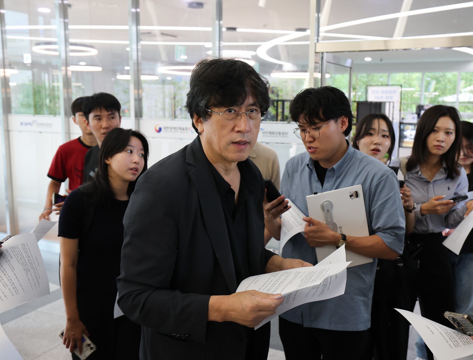 김동연 배재학당 총동창회장이 3일 대한야구소프트볼협회에 배재고 야구부의 5·18 민주화운동 폄훼 논란과 관련한 탄원서를 제출하기 위해 서울 송파구 올림픽회관에 들어서고 있다. 2026.7.3 ⓒ 뉴스1