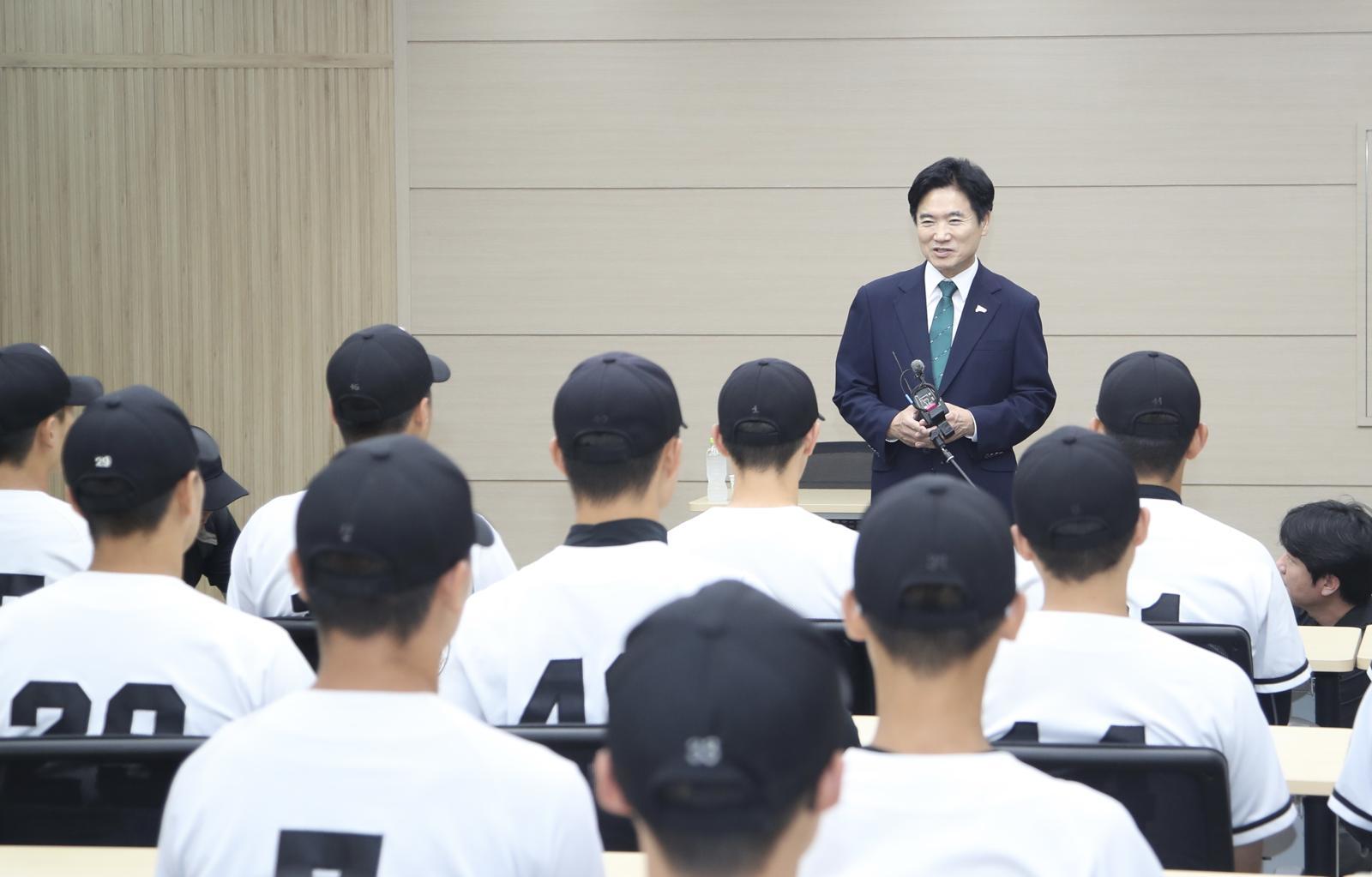 김대중 전남광주통합특별시교육감이 취임 첫 날인 1일 광주제일고등학교를 방문해 배재고와의 경기에서 “가야지 가야지 스타벅스 가야지＂·＂탱크데이＂ 등 지역비하 발언을 들은 야구부 선수들을 위로하고 있다. 2026.7.1. 전남광주통합특별시교육청 제공.