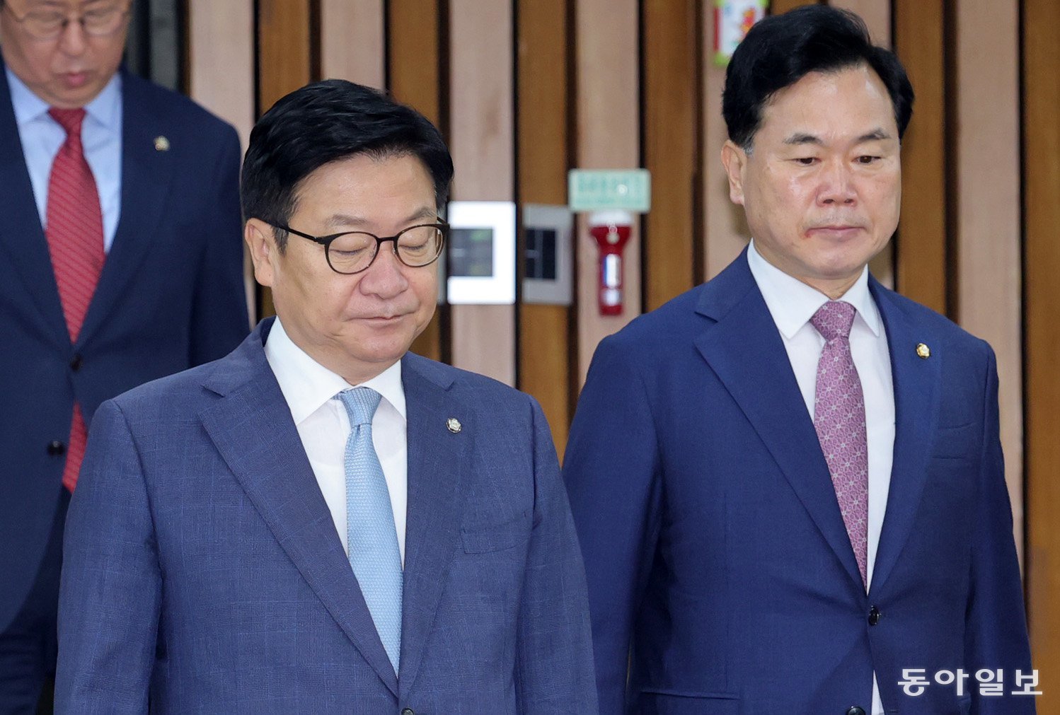 국민의힘 정점식 원내대표(왼쪽)와 김승수 원내운영수석부대표가 같은 날 원내대책회의에 입장하고 있다. 국민의힘은 민주당 주도의 11개 상임위원장 선출에 반발해 투표용지 부족 사태 등을 위한 국정조사를 제외한 모든 국회 일정을 보이콧하고 있다. 장승윤 기자 tomato99@donga.com