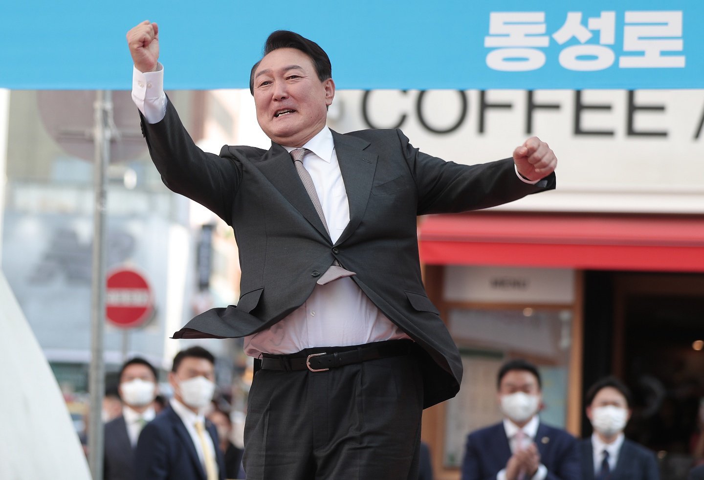 2022년 4월 윤석열 대통령 당선인이 어퍼컷 세리머니를 하는 모습. 이재명 대통령은 윤석열 정권 시절에 문재인 정권의 성과가 무너졌다고 믿는 모양이다. 동아일보DB