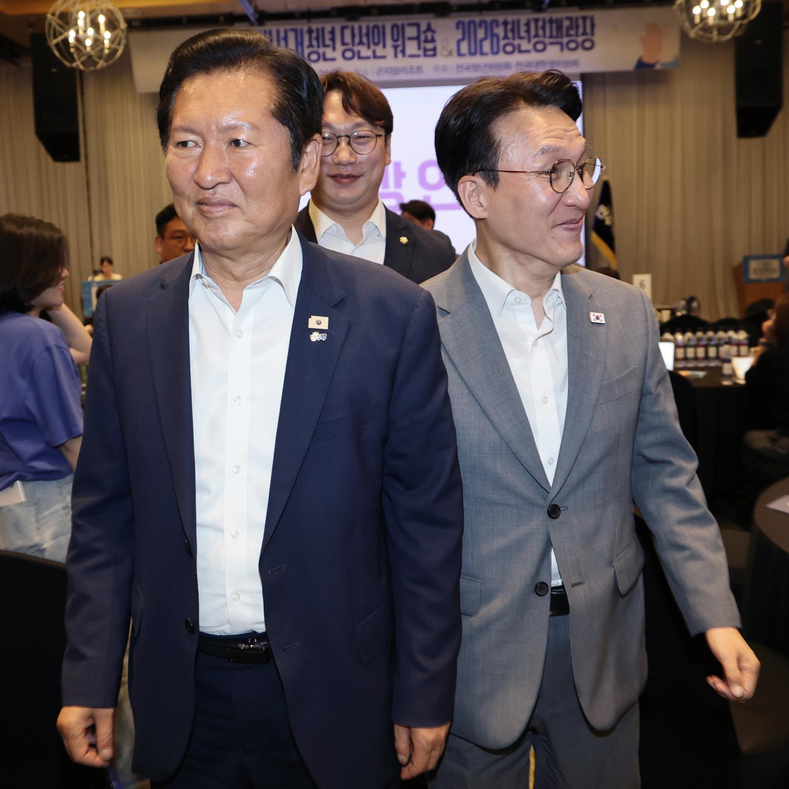28일 경기 광주시 곤지암리조트에서 열린 더불어민주당 6.3 지방선거 청년 당선자 워크숍에서 김민석 전 국무총리와 정청래 전 민주당 대표가 이동하고 있다. 경기광주=뉴시스