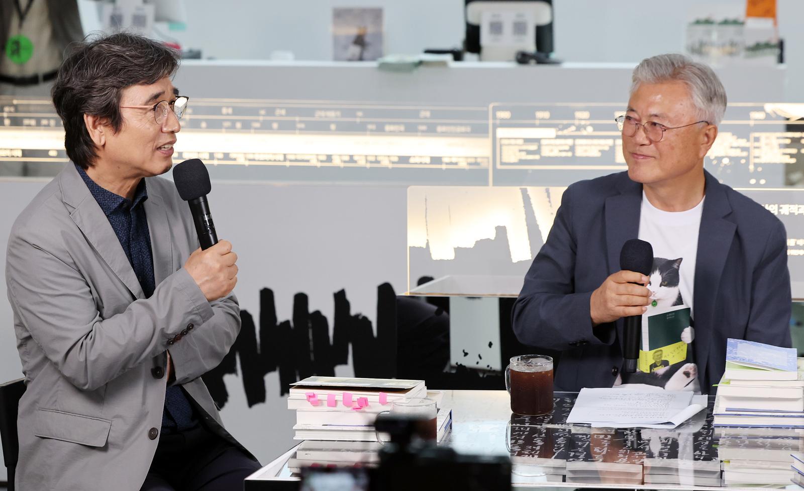 유시민 작가가 지난달 서울 강남구 코엑스에서 열린 서울국제도서전 ‘돌베개·평산책방’ 부스에서 문재인 전 대통령과 북토크를 하고 있다. 뉴스1