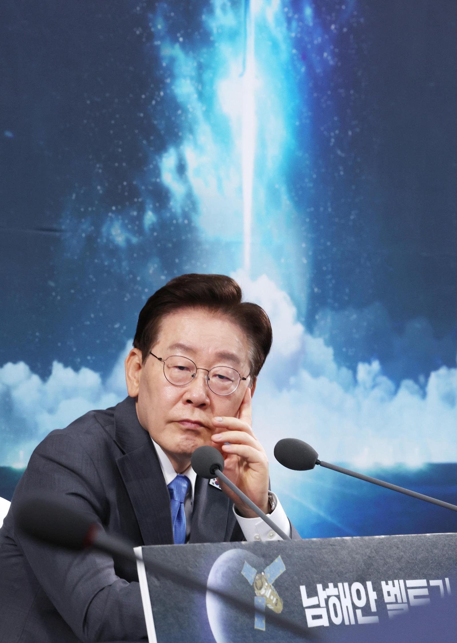 이재명 대통령이 3일 경남 진주에서 열린 제5회 국가우주위원회 회의에서 참석자 발언을 듣고 있다. 진주=뉴시스