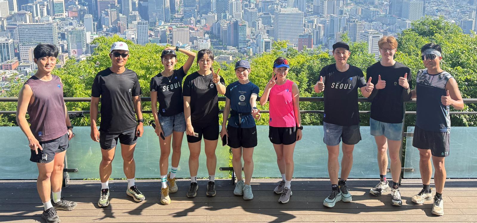 이찬호 대표(왼쪽에서 두 번째)가 5월  서울 남산에서 열린 ‘OSK FAMILY RUN’ 행사에 참여해 포즈를 취했다. 이찬호 대표 제공