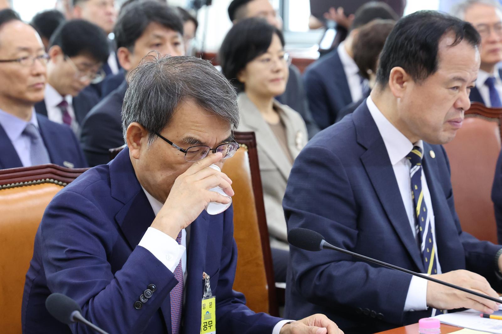 노태악 전 중앙선거관리위원장(왼쪽)이 1일 서울 여의도 국회에서 열린 ‘제9회 전국동시지방선거 투표용지 부족 사태 등을 위한 국정조사특별위원회’에 참석해 물을 마시고 있다. 뉴스1