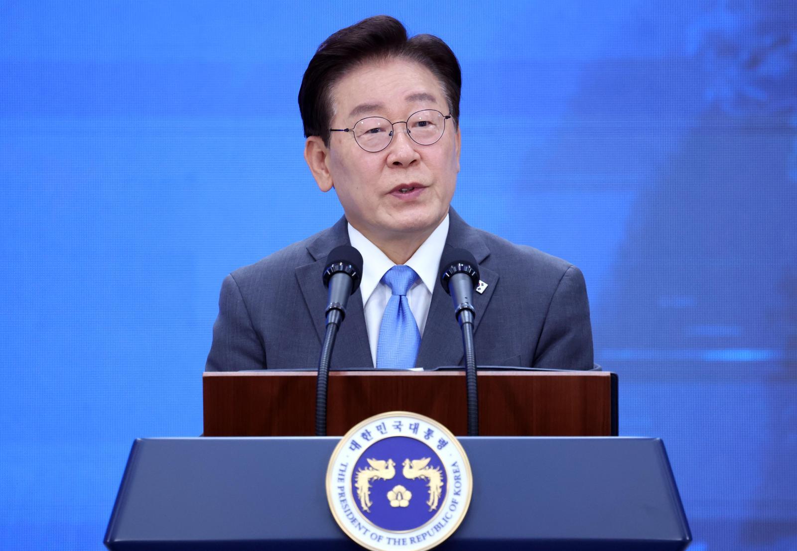 李 지지율 54%로 반등 “부동산 정책 잘못” 46%