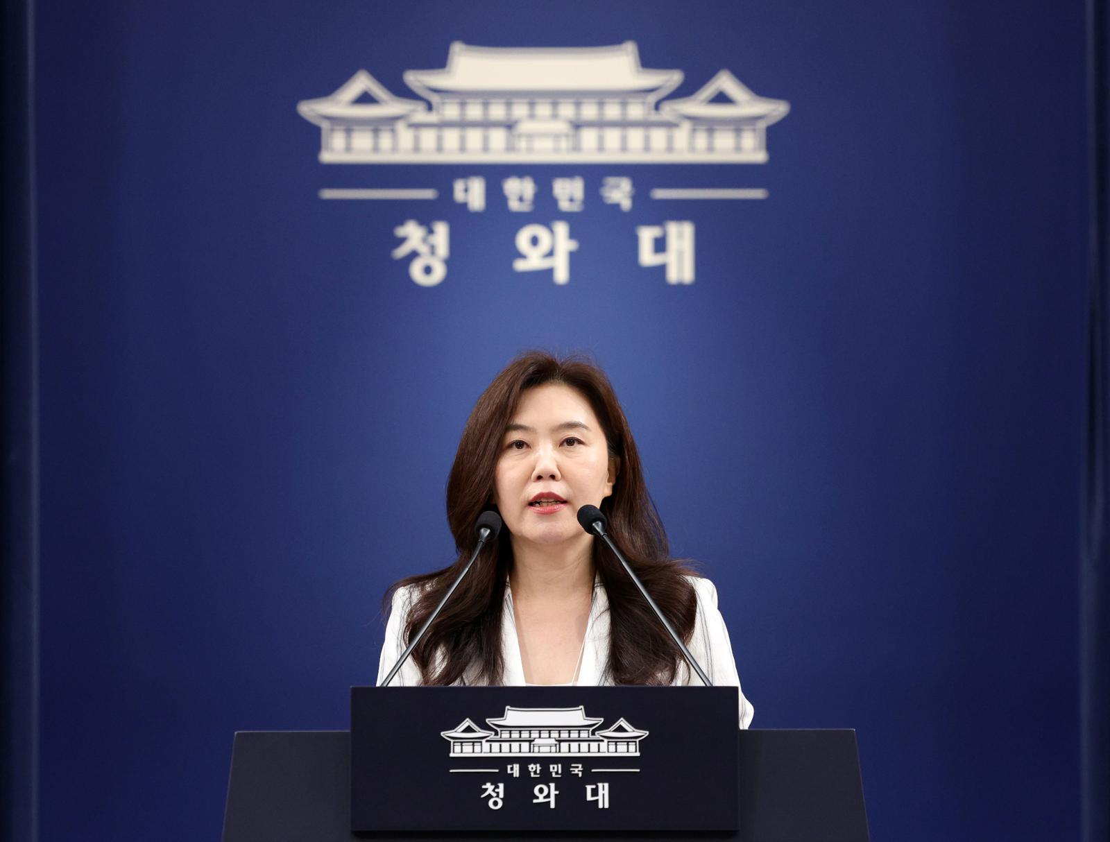 강유정 수석대변인이 지난달 25일 청와대 춘추관에서 문재인 전 대통령 오찬 회동 관련 브리핑을 하고 있다. 뉴시스