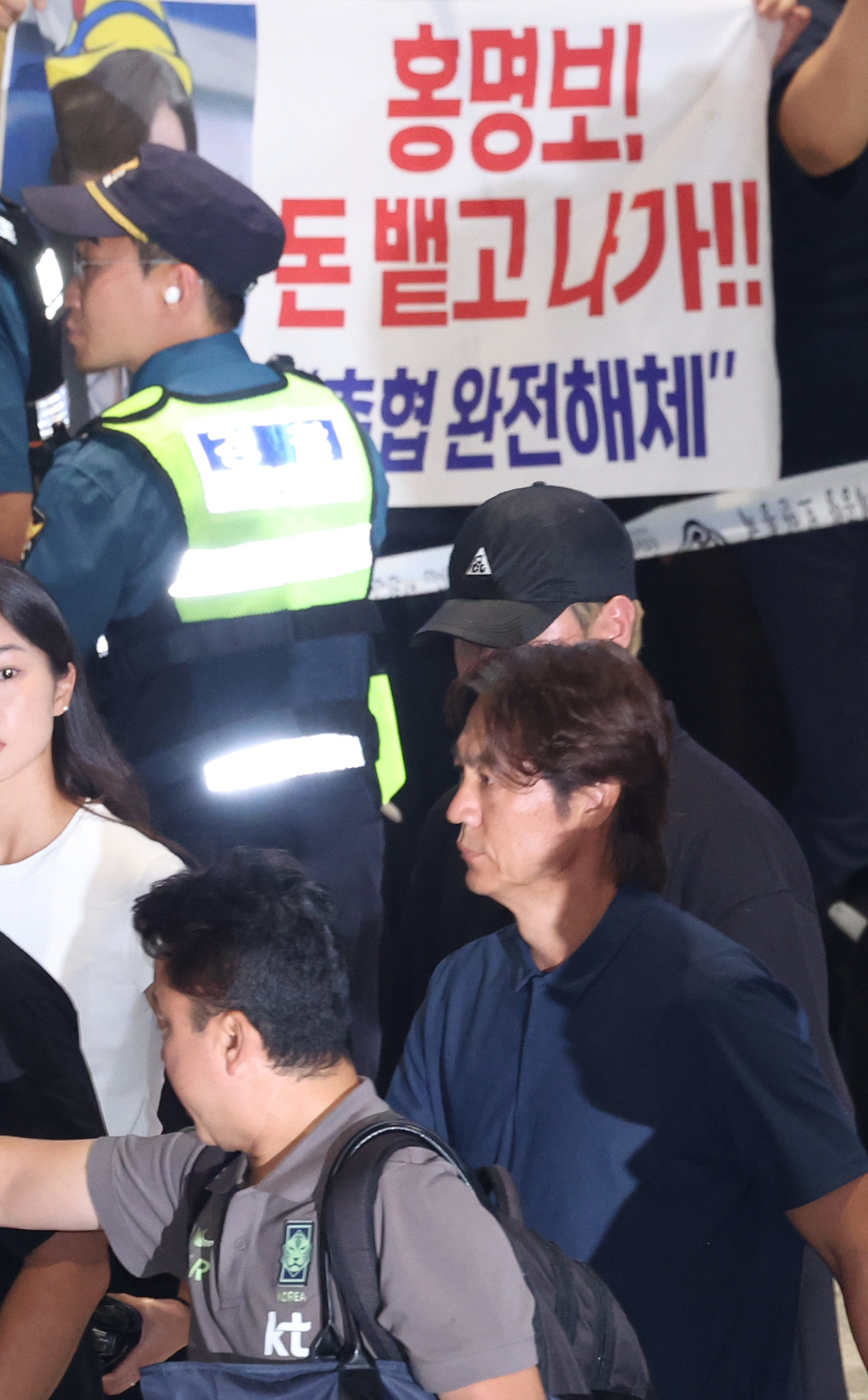 2026 북중미 월드컵 조별리그에서 탈락한 홍명보 전 대한민국 축구 국가대표팀 감독이 30일 인천국제공항 제2터미널을 통해 귀국하고 있다. (공동취재) 2026.06.30 [인천공항=뉴시스]