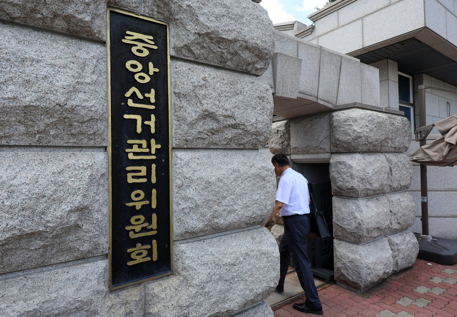 여야, 선관위 특검 추진…與 “제3자 추천” 野 “야당이 추천”
