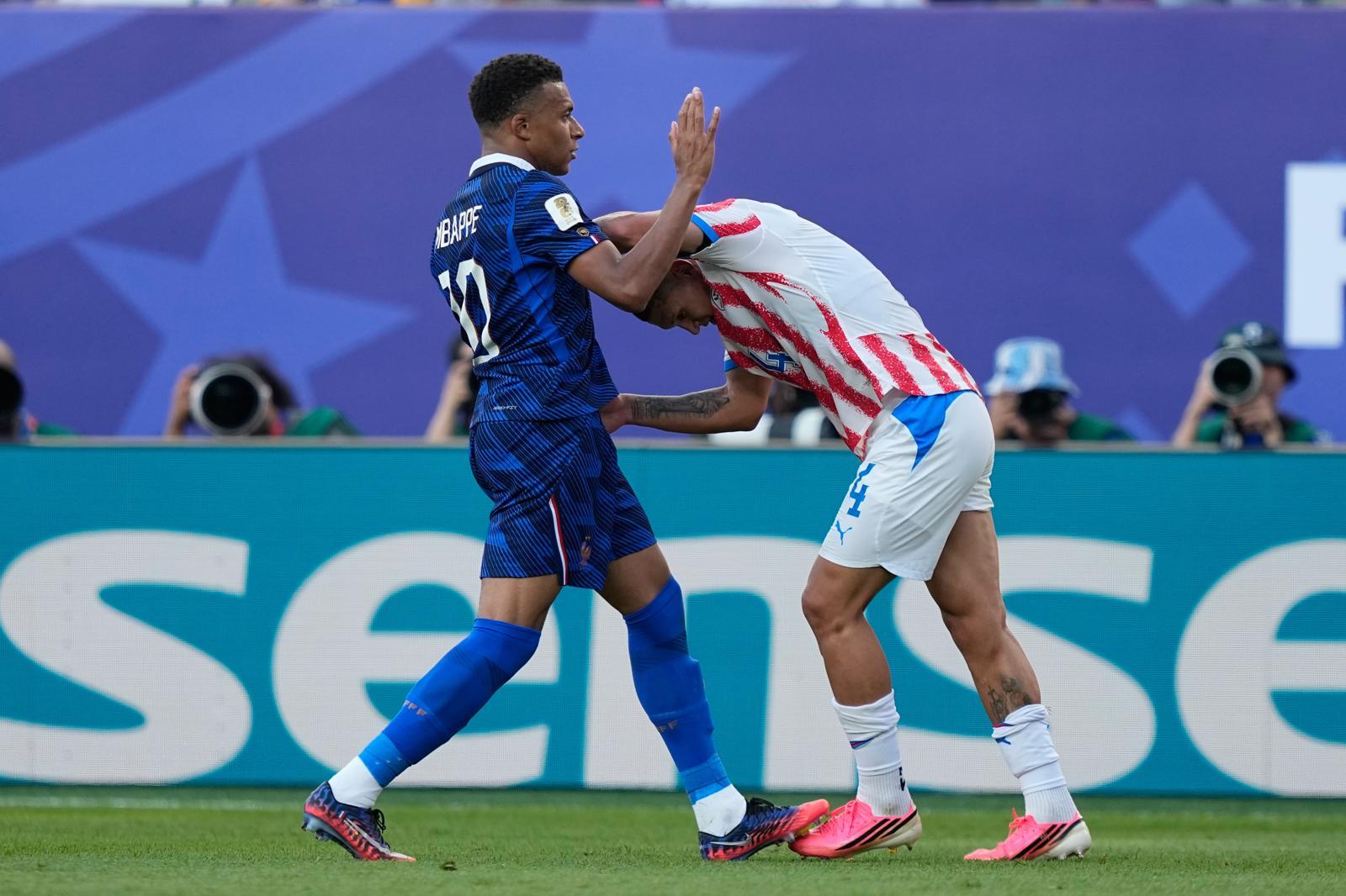 팔꿈치 가격·발차기·공 투척까지…파라과이 ‘진흙탕 축구’