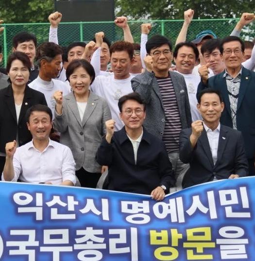 호남 달려간 당권 주자들
더불어민주당 당권 주자들이 4일 전당대회 핵심 승부처로 꼽히는 호남을 찾았다. 김민석 전 국무총리(왼쪽 사진 앞줄 가운데)가 4일 전북 익산을 방문해 주민들과 함께 포즈를 취하고 있다. 김 전 총리는 “익산에서 익산을 넘어 전북, 나아가 대한민국의 새로운 도약을 구상한다”고 밝혔다. 사진 출처 김 전 총리 X