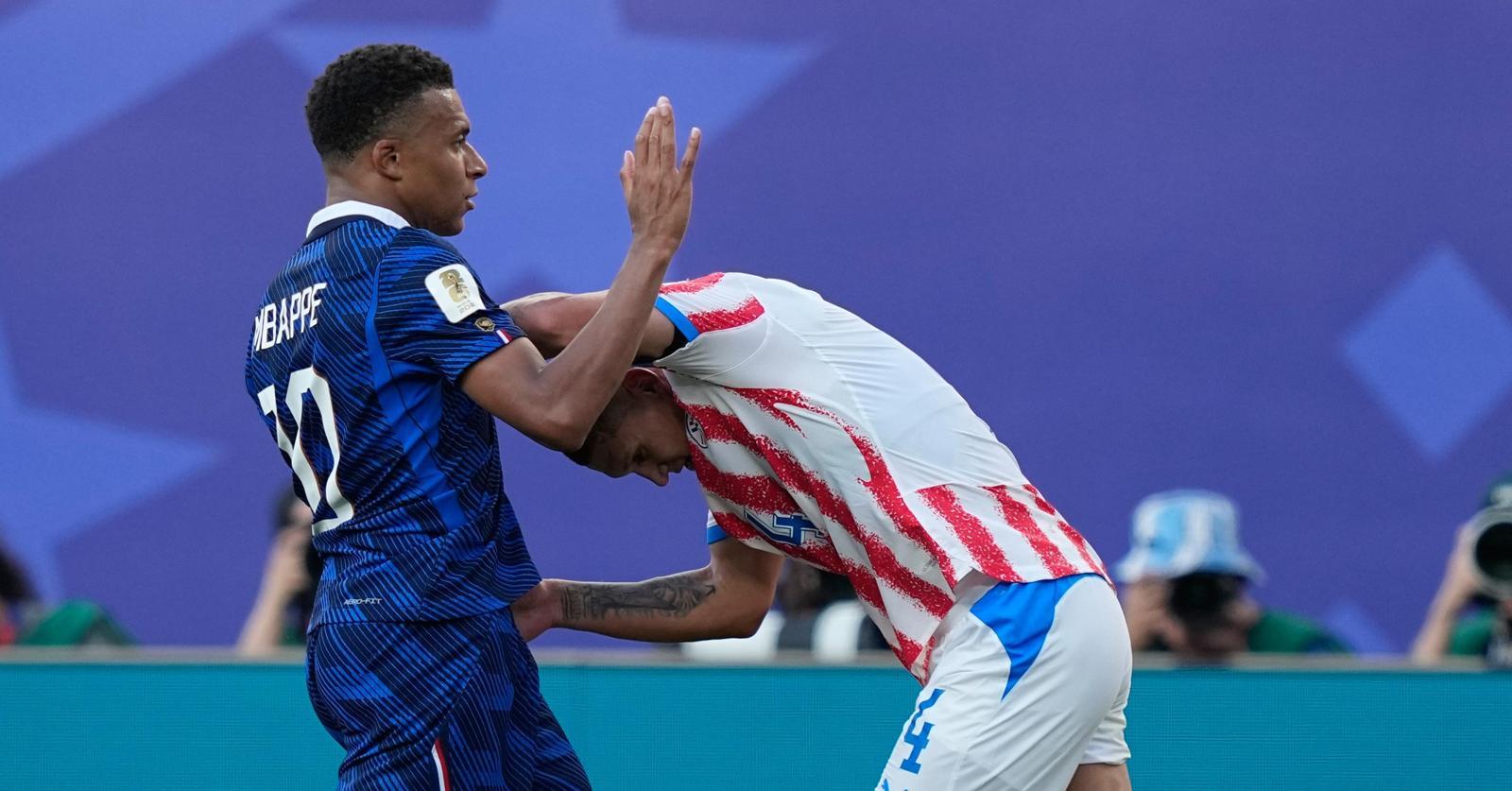 때리고 걷어차고
파라과이의 ‘더티 축구’
프랑스 축구 대표팀 주장 킬리안 음바페(왼쪽)가 5일 미국 펜실베이니아주 필라델피아에서 열린 2026 북중미 월드컵 16강전에서 파라과이 수비수 후안 호세 카세레스와 신경전을 벌이고 있다. 상대 집중 견제에 시달리던 음바페는 후반 25분 페널티킥으로 결승골을 터뜨리며 팀의 1-0 승리를 이끌었다. 필라델피아=AP 뉴시스