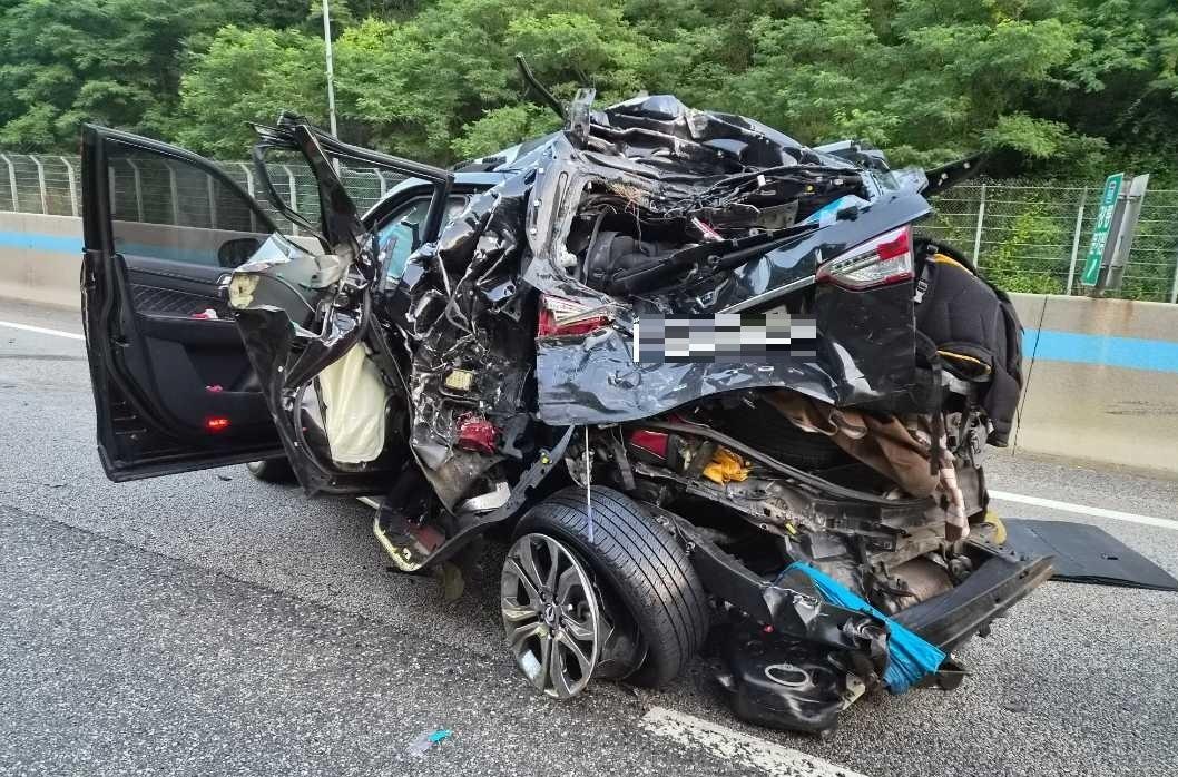종잇장처럼 구겨진 車… 사고 수습하던 운전자 2명 사망