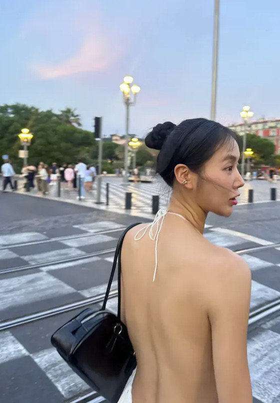 소유, 프랑스 길거리서 등 전체 노출 드레스…파격 그 자체