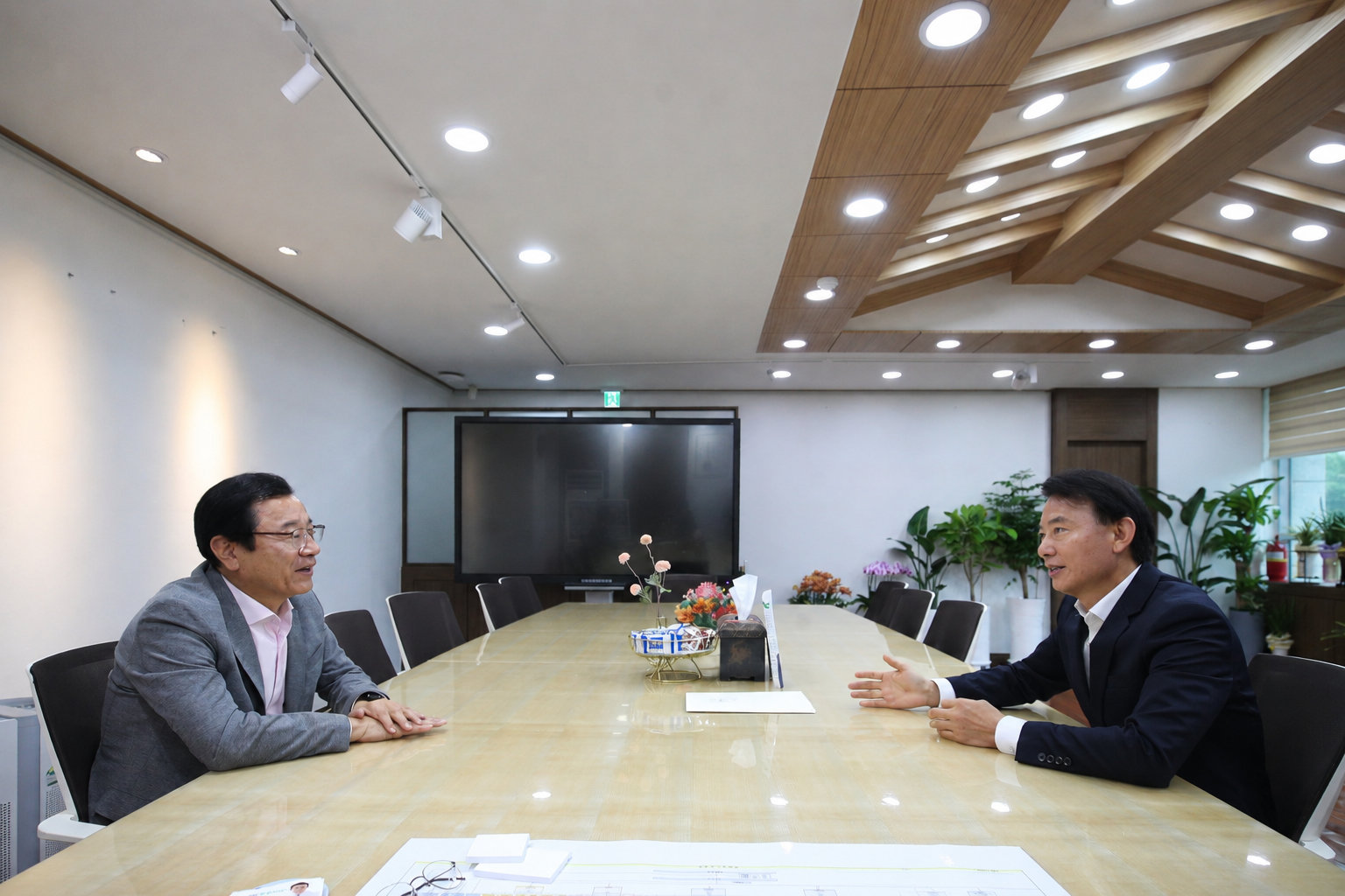 최현덕 경기 남양주시장(오른쪽)이 이달 3일 남양주시청을 찾은 이현재 하남시장을 만나 두 도시의 주요 현안을 공유하고 상생 협력 방안을 논의하고 있다. 남양주시 제공