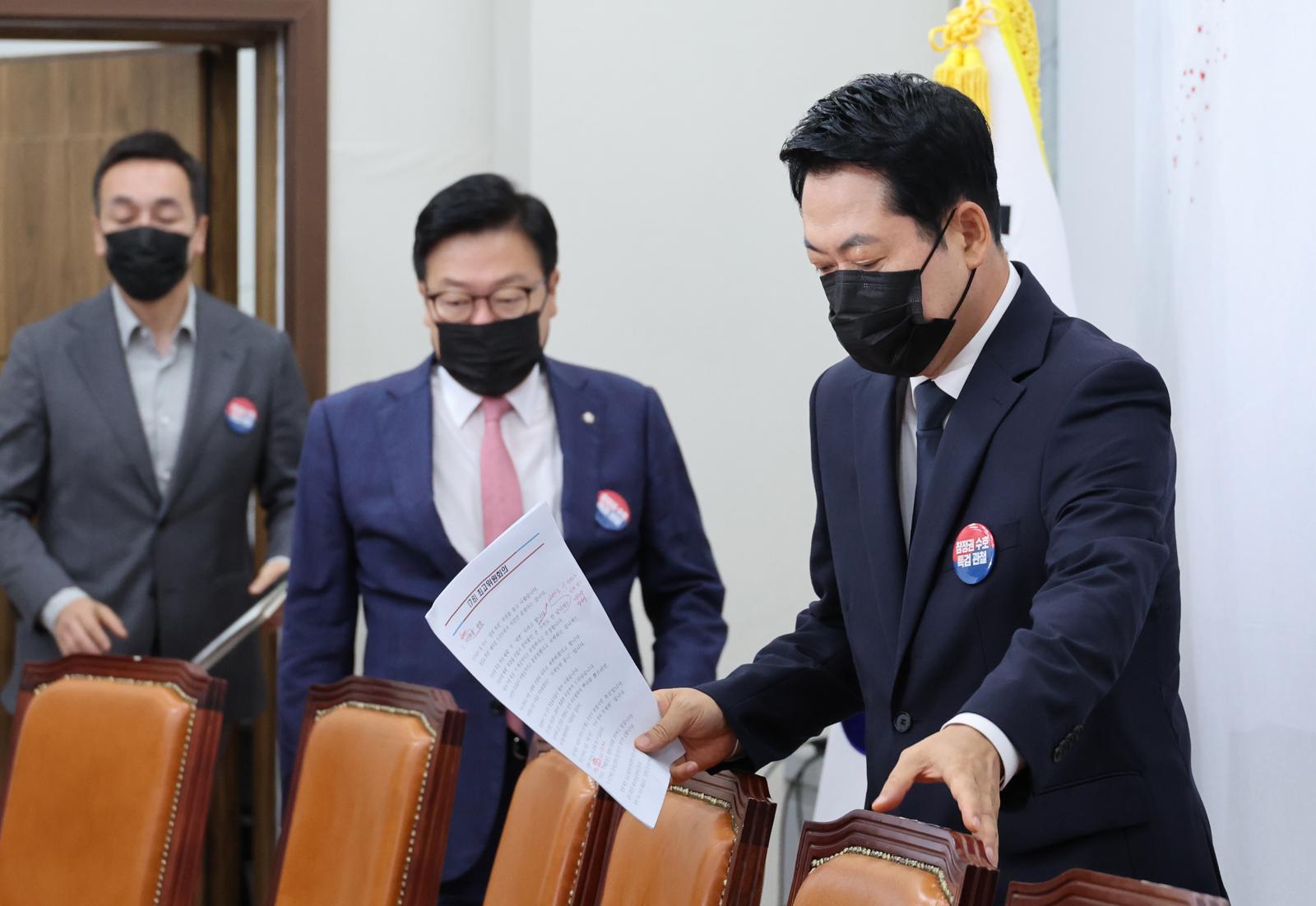 장동혁 국민의힘 대표와 정점식 원내대표가 6일 서울 여의도 국회에서 열린 최고위원회의에 참석하고 있다.  2026.7.6/뉴스1