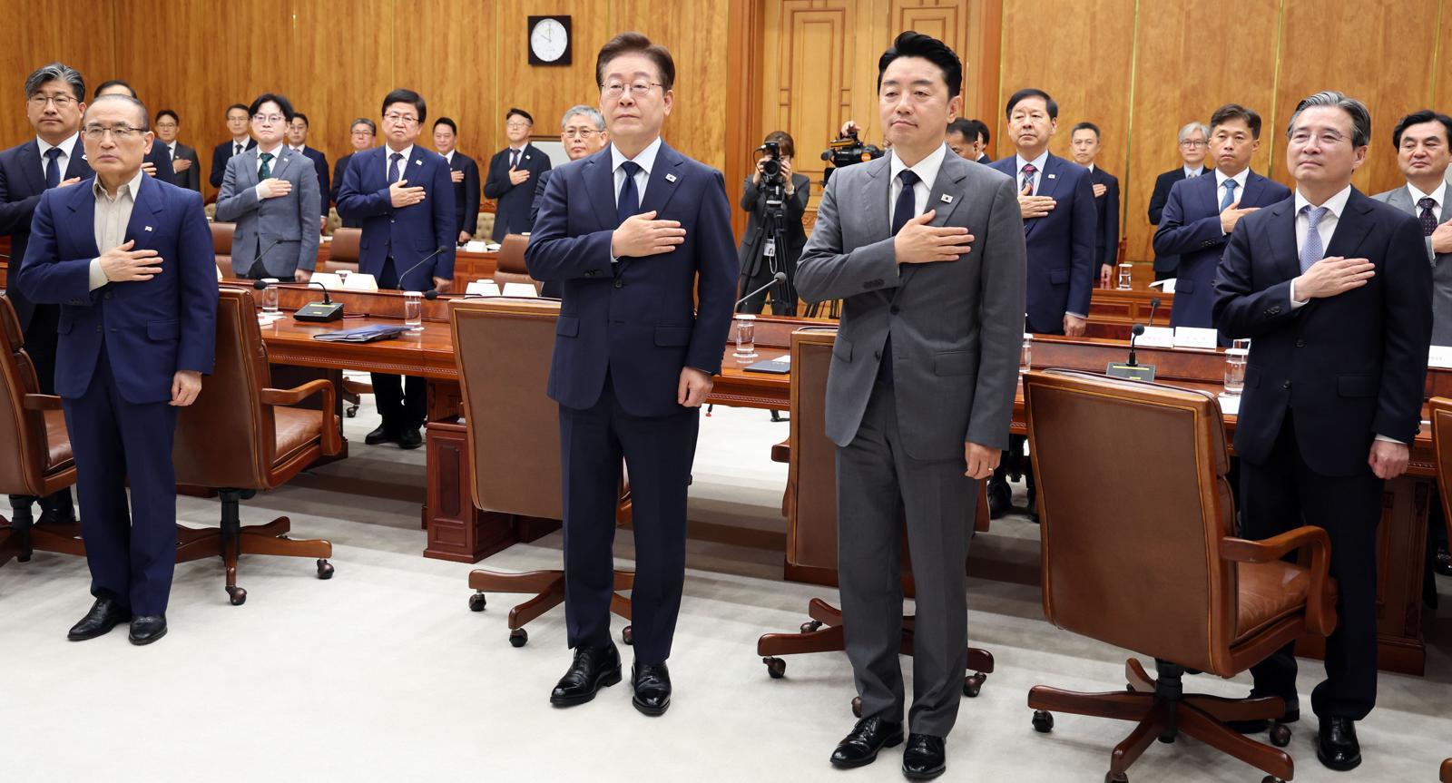 이재명 대통령이 6일 청와대에서 열린 메가프로젝트 민관합동 점검회의에서 국민의례를 하고 있다. 2026.7.6 뉴스1