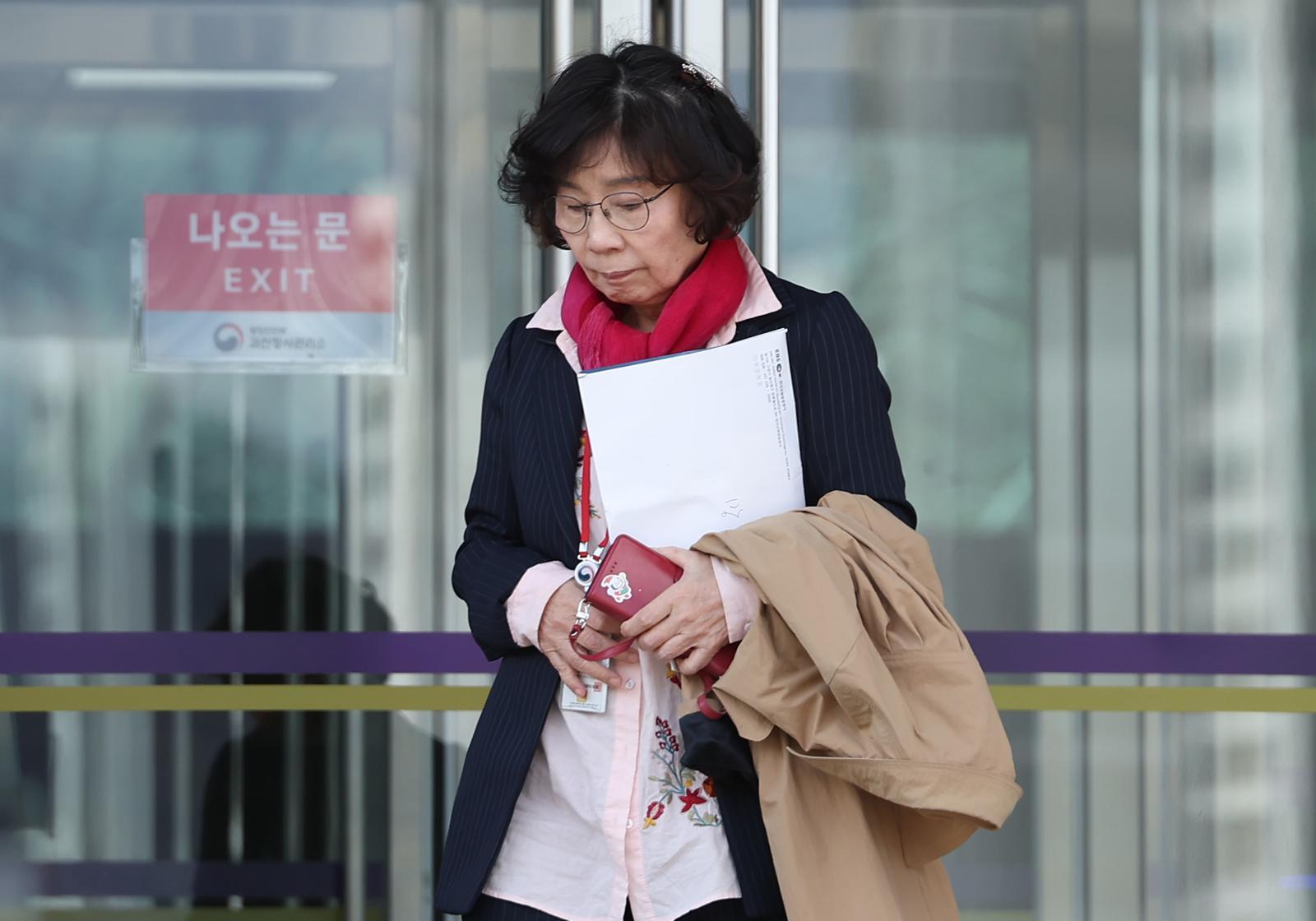 ‘법카 1960만원 유용 혐의’ 유시춘 EBS 이사장…징역 1년 구형
