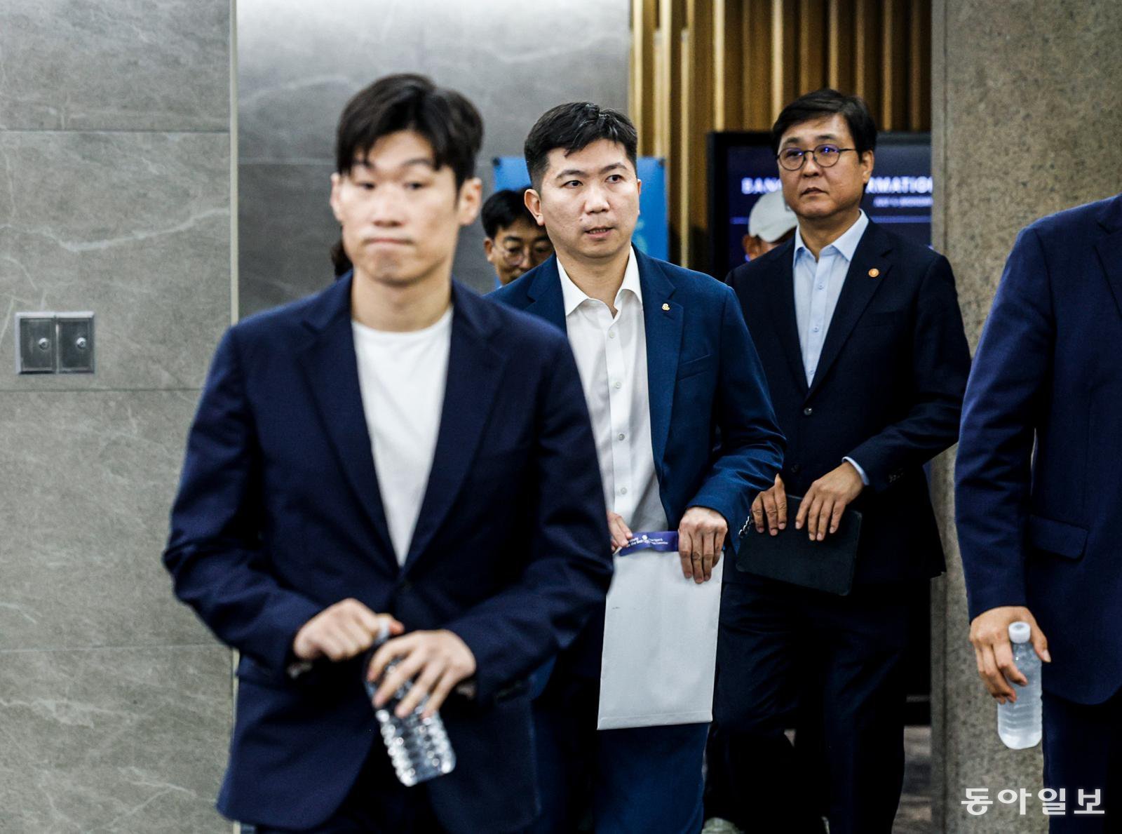 박지성 공동위원장(왼쪽부터), 유승민 대한체육회 회장, 최휘영 공동위원장이 6일 서울 송파구 서울올림픽파크텔에서 열린 ‘K-축구혁신위원회’ 출범식에 참석하기 위해 입장하고 있다. /2026.07.06. 이한결 기자  always@donga.com
