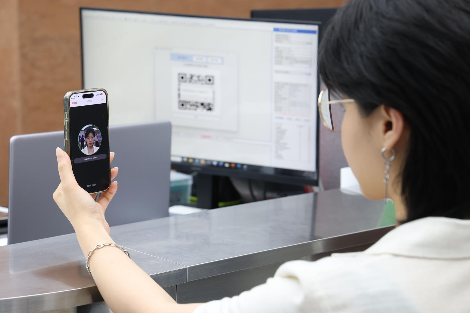 “대체 언제 개통되나요”…안면인증 첫날, 직원도 손님도 ‘우왕좌왕’