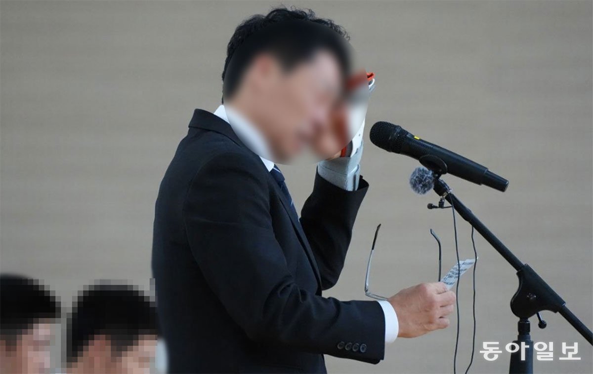 배재고 교장이 6일 광주제일고를 방문, 5·18민주화운동 조롱성 응원 논란과 관련해 사과문을 낭독하며 눈물을 흘리고 있다. 박영철 기자 skyblue@donga.com