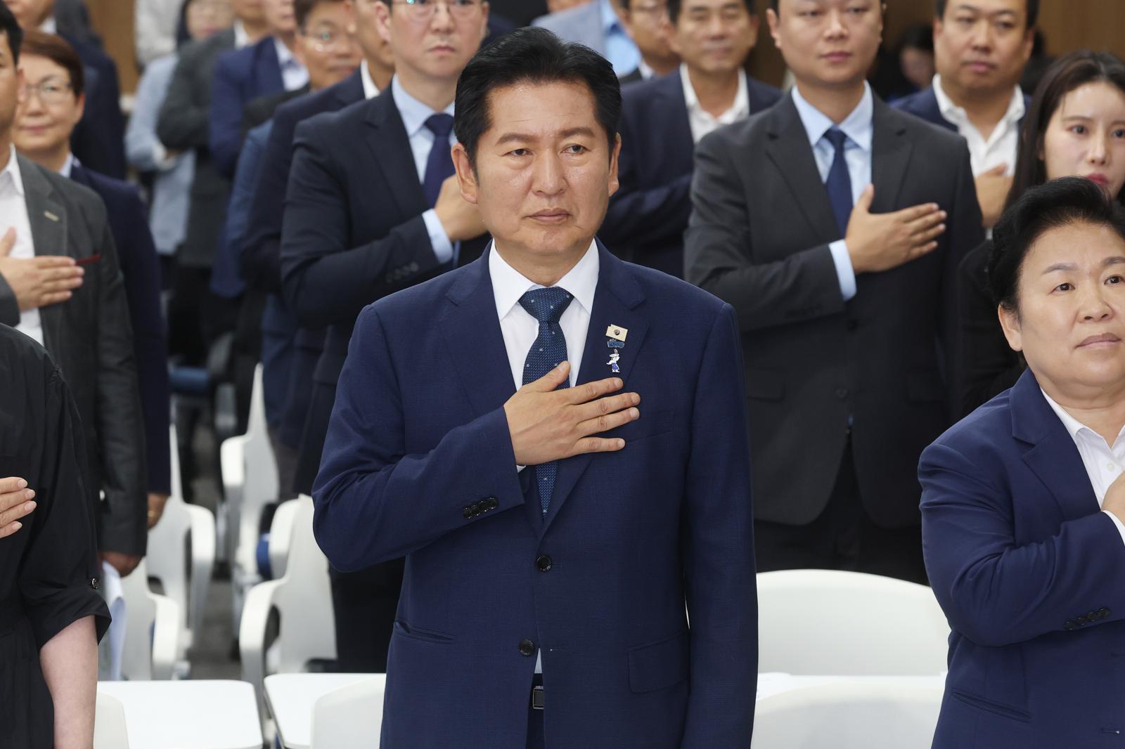 정청래 더불어민주당 전 대표가 6일 경기도의회 민주당 의원총회를 찾아 국기에 대한 맹세를 하고 있다.