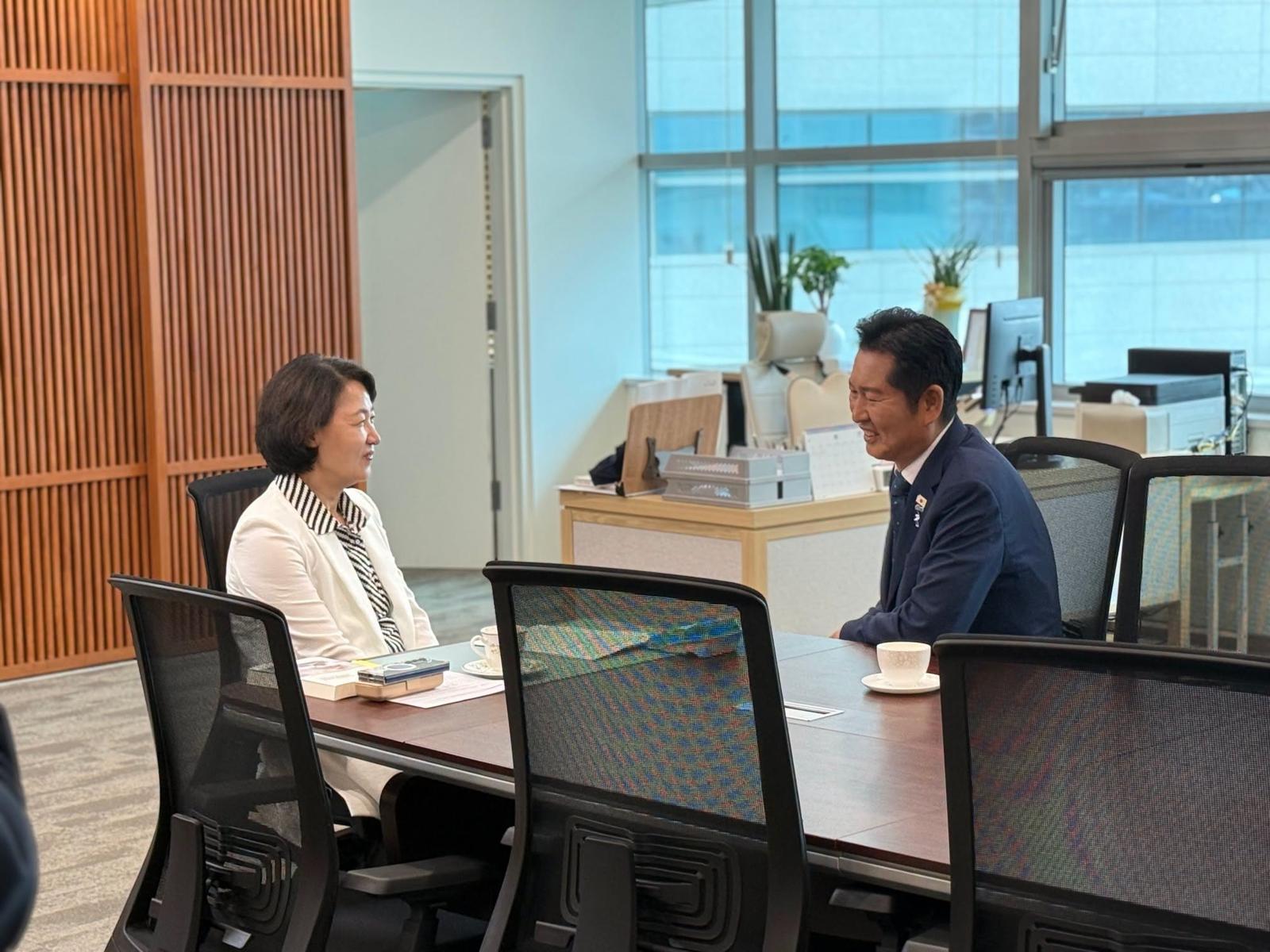 정청래 더불어민주당 전 대표가 6일  추미애 경기도지사와 집무실에서 차를 마시며 담소하고 있다.  정청래 더불어민주당 전 대표 페이스북 캡처