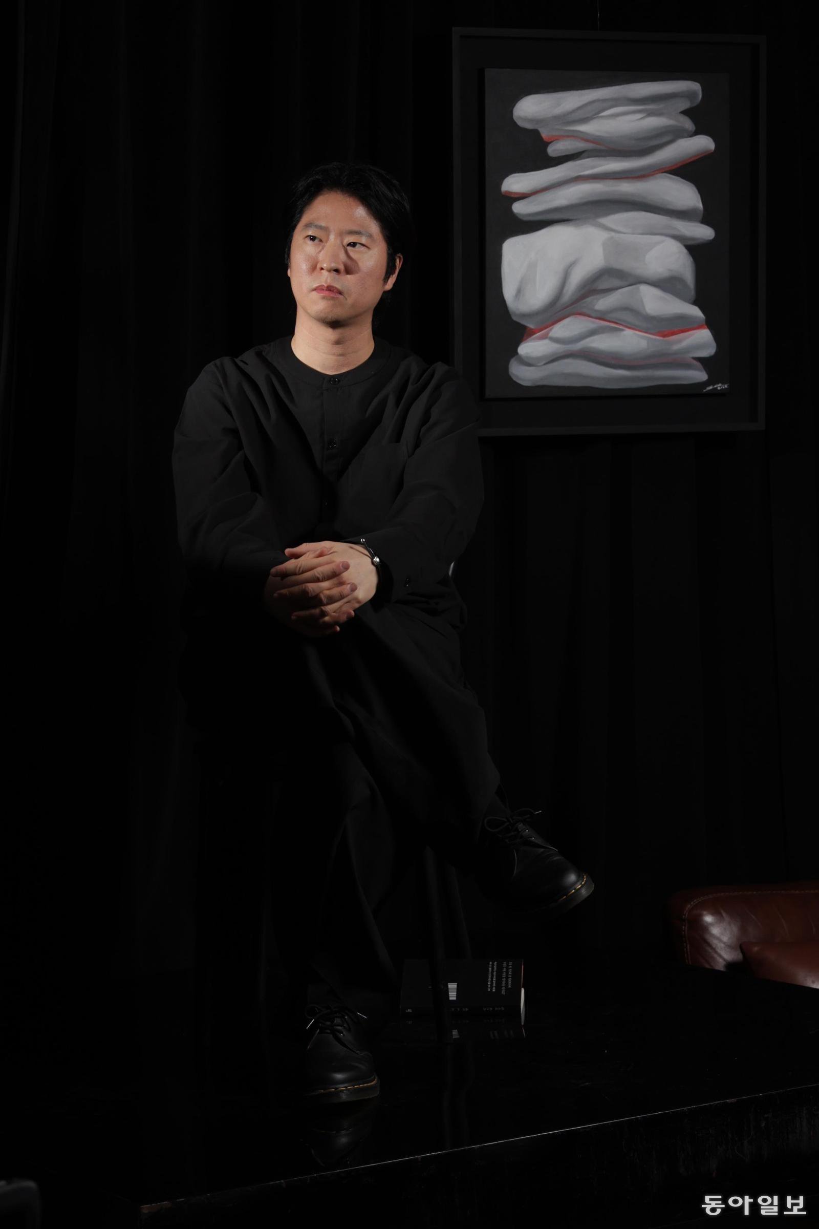 단편 소설집 ‘천사의 위스키’를 내고 3일 서울 마포구 연남장에서 공연을 연 에릭 오. 그의 뒤로 책의 표지가 된 그림이 걸려 있다. 변영욱 기자 cut@donga.com
