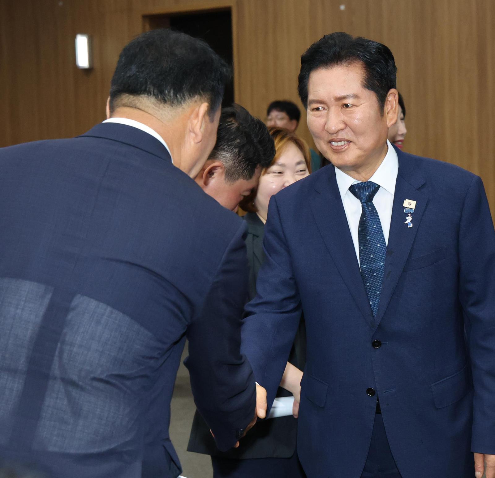 정청래 전 대표(오른쪽)는 이날 경기 수원시 영통구 경기도의회에서 열린 ‘제12대 경기도의회 민주당 제1차 의원총회’에 참석했다. 정 전 대표가 도의원들과 인사를 하는 모습. 수원=뉴스1